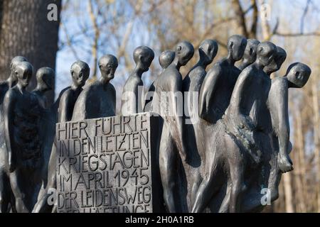 Primo piano del memoriale di 'Todesmarsch'. In memoria dei prigionieri che sono stati costretti a marciare dal campo di concentramento Dachau Foto Stock