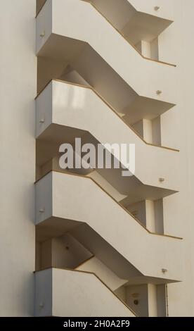 Scale esterne di un edificio che formano un motivo geometrico. Isola di Maiorca, Spagna Foto Stock