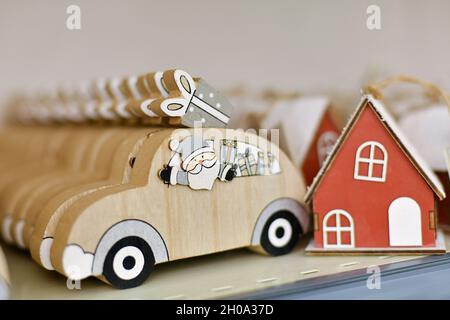 Babbo Natale in un'auto di legno con regali Foto Stock
