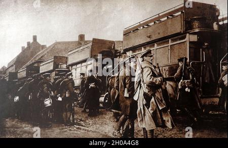 Soldati britannici della prima Guerra Mondiale a bordo di autobus a due piani di Londra per portarli in prima linea nelle Fiandre Foto Stock