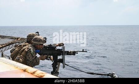 210104-M-ZN327-1042 OCEANO INDIANO (GEN. 4, 2021) – la lancia del corpo marino degli Stati Uniti CPL. Kyle Dunleavy, a sinistra, e Lance CPL. Michael Federico, entrambi gli equipaggini di veicoli blindati con il distacco del ricognimento blindato, 15° unità di spedizione marina, sparano una mitragliatrice M240B durante un evento di addestramento al fuoco sul ponte di volo della nave portuale di trasporto anfibio USS San Diego (LPD 22). San Diego, parte del Makin Island Amphibious Ready Group, e il 15° MEU stanno conducendo operazioni nell'area di responsabilità della 6a flotta statunitense. Foto Stock