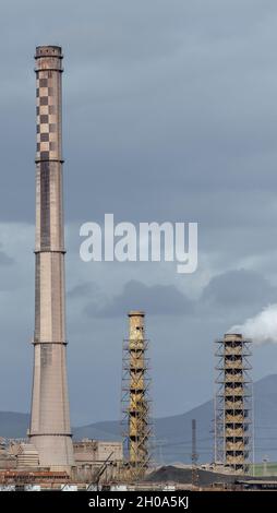 Thermal Coal Power impianto camino cielo blu Foto Stock