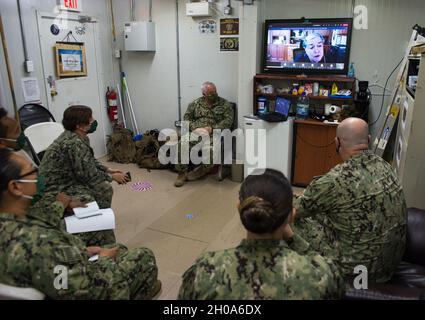 Jim Herdt, direttore generale della Marina militare (in pensione), condivide saggezza e lezioni di leadership con un gruppo di marinai che si allenano per diventare Chief Petty Officer a Camp Lemonnier dalla sua casa in Alabama. Herdt ha parlato con il gruppo a distanza per quasi due ore, rispondendo alle domande, raccontando storie e dando coraggio alla nuova generazione di leader. Camp Lemonnier si trova a Gibuti e funge da base operativa avanzata, supportando le missioni statunitensi in tutta la regione. Foto Stock