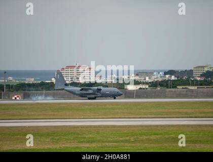 Un MC-130J Commando II atterra dopo un volo di formazione condotto dal 353esimo Gruppo Special Operations presso la base aerea di Kadena, Giappone, 6 gennaio 2021. Il 353esimo SOG è il punto focale per le operazioni speciali di aviazione attività nel teatro di comando Indo-Pacific. Foto Stock