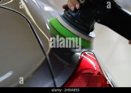 Lucidatura meccanica dei fari dell'auto con speciale closeup della macchina Foto Stock