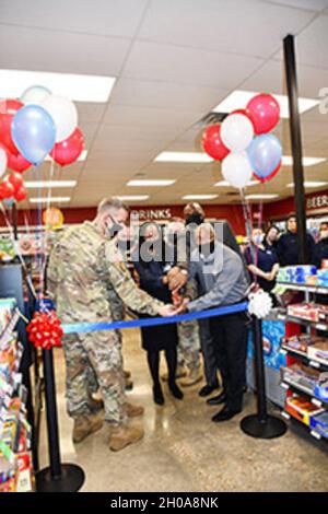 Taglio del nastro all'Express 3 riapertura 6 gennaio sono, da sinistra a destra, Briga. Il Gen. David S. Doyle, Centro di addestramento di preparazione congiunto e il comandante generale di Fort Polk, comando Sgt. Michael C. Henry, sergente del comando di posta maggiore, Ruth Shepherd, responsabile del negozio Express 3, col. Ryan K. Roseberry, comandante della guarnigione, Antonio M. Porter Sr., vice presidente della regione centrale AAFES, e Ronald McDuffie, direttore generale di Fort Polk Exchange. Foto Stock