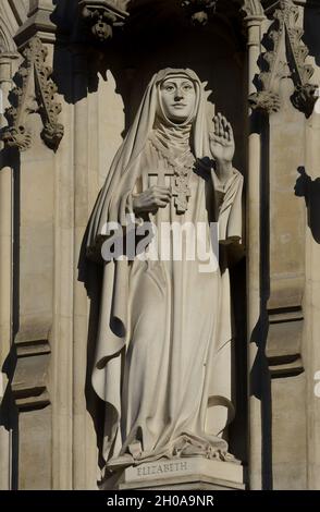 Londra, Inghilterra, Regno Unito. Abbazia di Westminster - i Martiri moderni (Tim Crawley, 1998) statue di dieci martiri moderni sopra l'ingresso principale. La Granduchessa Eliza Foto Stock