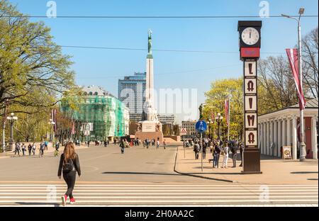 Riga, Lettonia - 30 aprile 2018: Vista della Piazza della libertà con il Monumento della libertà della Lettonia situato nel centro di riga, Lettonia Foto Stock