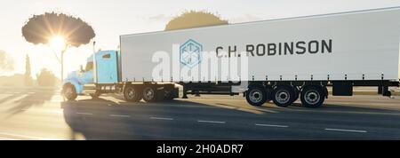 Guilherand-Granges, Francia - 12 ottobre 2021. Camion su strada con C.H. Logo Robinson. American Fortune 500 fornitore di servizi di trasporto multimodali Foto Stock