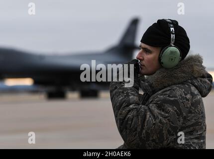 Un capo dell'equipaggio dell'aeronautica degli Stati Uniti con la 9th Aircraft Maintenance Unit parla con i membri dell'equipaggio con il 9th Bomb Squadron mentre effettuano ispezioni pre-volo prima del decollo alla Dyess Air Force base, Texas, 8 gennaio 2021. I capi dell'equipaggio effettuano anche ispezioni post-volo e altri addetti alla manutenzione che includono diagnosi di malfunzionamenti, sostituzione dei componenti, manutenzione del motore e ispezioni di uscita per garantire che l'aeromobile sia pronto per la missione. Foto Stock