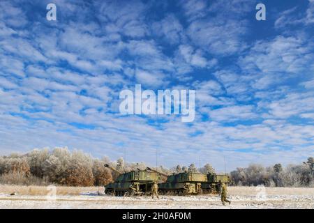 I soldati del 1° Battaglione 125th campo artiglieria sparano i giri dal Paladin M109A6 per convalidare gli aggiornamenti agli ulowitzer dell'unità, 9 gennaio 2021, su Camp Ripley. (Minnesota Foto Stock