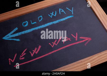 Vecchio senso o nuovo senso scritto sulla lavagna Foto Stock