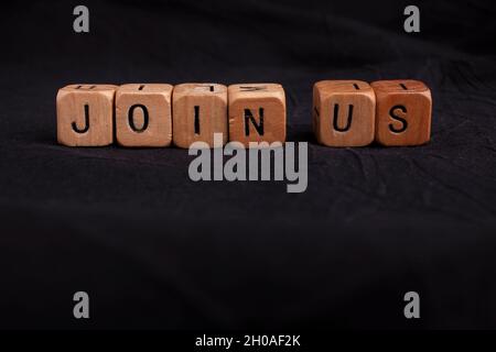 le parole si uniscono a noi con i dadi su sfondo nero Foto Stock