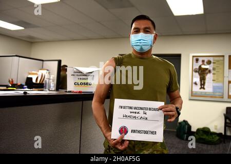 Julian Manalo, 163d Medical Group, ha deciso di ricevere il vaccino iniziale Moderna COVID-19 perché è un operatore sanitario, March Air Reserve base, California, 9 gennaio 2020. I membri militari possono ricevere il vaccino volontariamente e le dosi iniziali sono state assegnate in via prioritaria ad Airmen in prima linea nella risposta pandemica del COVID-19, sia nel loro ruolo militare che civile. Foto Stock