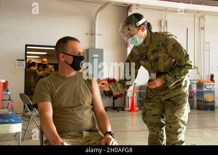 Shannon Bass, 108th Wing Medical Group, si prepara a somministrare il vaccino COVID-19 a Briga. Gen. Wayne M. McCaughey, direttore del personale congiunto della Guardia Nazionale del New Jersey, presso la Joint base McGuire-Dix-Lakehurst, N.J., 9 gennaio 2021. Questa è stata la prima volta che la 108a ala somministrò i vaccini COVID-19 ai membri dell'ala. Foto Stock