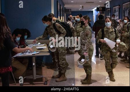 Gli airmen assegnati al 99th Medical Group, Nellis Air Force base, Never., partecipano a un brief di orientamento alla Los Angeles County University del Southern California Medical Center a Los Angeles Calif., 9 gennaio 2021. Il comando del Nord degli Stati Uniti, attraverso l'esercito del Nord degli Stati Uniti, rimane impegnato a fornire supporto flessibile del Dipartimento della Difesa alla risposta COVID-19 dell'intera America. Foto Stock