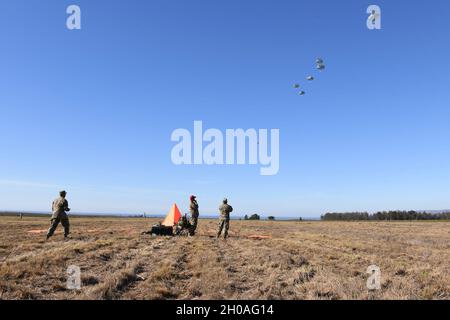 I soldati assegnati alla 346a compagnia aerea del teatro, un'unità aerea dell'esercito, e i marines, assegnati alla terza Brigata, terza compagnia di collegamento di armi da fuoco navale dell'aria, riserva delle forze marine, partecipano all'addestramento di operazione di inserimento di paracadute di linea tattica, di basso livello, statica 9 gennaio 2021, alla base dell'aeronautica di Vandenberg, Il corso di formazione ha permesso sia ai Paracadutisti che ai Paracadutisti di rimanere aggiornati sulle qualifiche specifiche della loro missione. Foto Stock