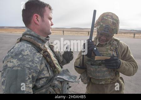 Con il coaching da un membro del 168th MEDEVAC distaccamento, un soldato dalle pratiche 2-116th chiamata in un elicottero per l'evacuazione dell'aria. I soldati della Guardia Nazionale dell'Idaho Army Charlie Company, 2-116 Combined Arms Battaglione (CAB) della 116a squadra di combattimento della Brigata Cavalleria (CBCT) hanno collaborato con i soldati della 183a Battaglione di assalto in elicottero sul campo di Gowen per gli esercizi di addestramento nel fine settimana. I soldati del 2-116 hanno ricevuto un addestramento medico per la rimozione dei soldati feriti da un ambiente di campo e l'aria evacuata da elicottero. I soldati hanno imparato le tecniche su come assicurare un venduto Foto Stock