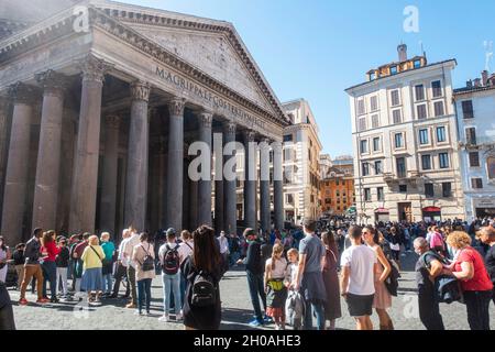 Roma, Italia - Ottobre 2021: Turisti in fila per visitare il Pantheon in una giornata di sole autunno. Foto Stock