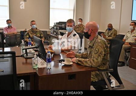 Il francese Général de Corps d'Armee Patrick Destremau, direttore dell'Istituto degli Studi superiori della Difesa Nazionale (IHEDN) e dell'Educazione militare superiore (EMS), insieme ai membri del suo staff e agli illustri ospiti sono accolti da U.S. Army Briga. Il generale Damian T. Donahoe, vice comandante generale, ha Unito la Task Force comune-Corno d'Africa (CJTF-HOA), a Camp Lemonnier, Gibuti, 11 gennaio 2021. Tra i membri di questa IHEDN vi sono alti leader civili e militari, francesi e partner-nazioni, che acquisiranno una migliore comprensione delle relazioni internazionali e delle questioni di difesa. Foto Stock