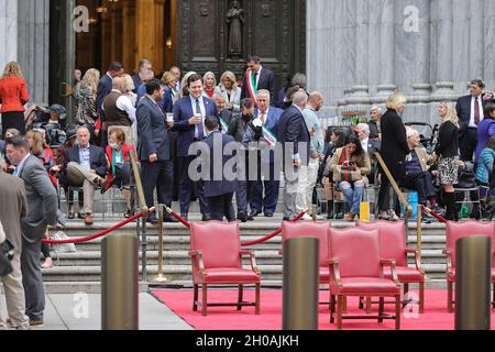 Fifth Avenue, New York, USA, 11 ottobre 2021 - migliaia di spettatori con bandiere italiane hanno partecipato all'annuale Columbus Day Parade alla Fifth Avenue di Manhattan, New York. Foto: Luiz Rampelotto/EuropaNewswire PHOTO CREDIT OBBLIGATORIO. Foto Stock