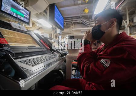 210111-N-FO865-2008 OCEANO INDIANO (Gen. 11, 2020) – U.S. Navy Damage Controlman 3rd Class Dandel Patrick Sison gestisce lo spostamento di acqua potabile mentre opera la console di controllo danni a bordo della nave da trasporto anfibio USS San Diego (LPD 22). Il San Diego, con il Makin Island Amphibious Ready Group, e la 15th Marine Expeditionary Unit stanno conducendo le operazioni nella 6th Fleet area of Responsibility degli Stati Uniti. Foto Stock