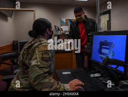 149th Fighter Wing specialista di sviluppo di carriera, Airman 1st Class Soledad Reyes, lavora per ottenere Master Sgt. Arturo Benavides, 149th FW Maintenance Operations Controller, la sua nuova carta d'identità Jan 12, 2021 su Joint base San Antonio-Lackland, Texas. Il 149o Squadrone di supporto alla forza garantisce la disponibilità della missione fornendo ai nostri militari e civili Gunfighter l'accesso a tutti i servizi di supporto per la famiglia e gli aerei di cui hanno bisogno. Foto Stock