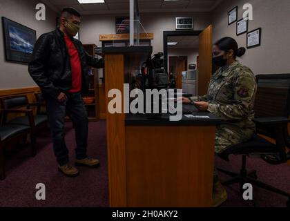 149th Fighter Wing specialista di sviluppo di carriera, Airman 1st Class Soledad Reyes, lavora per ottenere Master Sgt. Arturo Benavides, 149th FW Maintenance Operations Controller, la sua nuova carta d'identità Jan 12, 2021 su Joint base San Antonio-Lackland, Texas. Il 149o Squadrone di supporto alla forza garantisce la disponibilità della missione fornendo ai nostri militari e civili Gunfighter l'accesso a tutti i servizi di supporto per la famiglia e gli aerei di cui hanno bisogno. Foto Stock