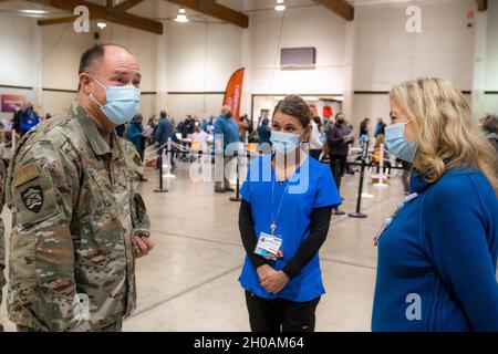 Il Gen. Michael Stencel, Adjutant General, Oregon incontra gli operatori sanitari presso la zona fieristica dello Stato dell'Oregon, Salem, Ore., 12 gennaio 2021, Mentre i soldati cittadini dell'Oregon e Airmen sono attivati per sostenere Salem Heath somministrare il vaccino COVID-19 agli Oregoniani. ( Foto Stock