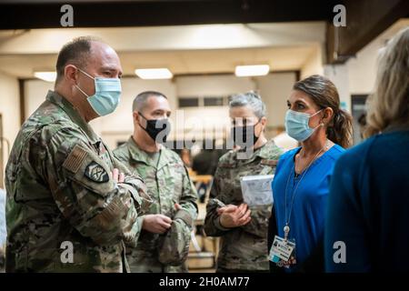 Il Gen. Michael Stencel, Adjutant General, Oregon incontra gli operatori sanitari presso la zona fieristica dello Stato dell'Oregon, Salem, Ore., 12 gennaio 2021, Mentre i soldati cittadini dell'Oregon e Airmen sono attivati per sostenere Salem Heath somministrare il vaccino COVID-19 agli Oregoniani. ( Foto Stock