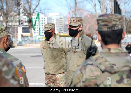 Il Gen. Marc H. Sasseville, Vice Capo, Ufficio Nazionale della Guardia, visita i militari della Guardia Nazionale in servizio vicino al Campidoglio degli Stati Uniti, 12 gennaio 2021. I soldati della Guardia Nazionale e gli Airmen di diversi stati si sono recati a Washington, D.C., per fornire supporto alle autorità federali e distrettuali che hanno portato alla 59a Inaugurazione Presidenziale. La Guardia Nazionale continua a sostenere la nostra comunità locale ed è orgogliosa, provata e preparata ad assistere i partner locali e federali del Distretto di Columbia. ( Foto Stock