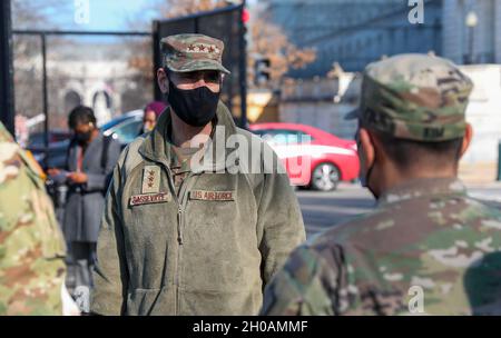 Il Gen. Marc H. Sasseville, Vice Capo, Ufficio Nazionale della Guardia, visita i militari della Guardia Nazionale in servizio vicino al Campidoglio degli Stati Uniti, 12 gennaio 2021. I soldati della Guardia Nazionale e gli Airmen di diversi stati si sono recati a Washington, D.C., per fornire supporto alle autorità federali e distrettuali che hanno portato alla 59a Inaugurazione Presidenziale. La Guardia Nazionale continua a sostenere la nostra comunità locale ed è orgogliosa, provata e preparata ad assistere i partner locali e federali del Distretto di Columbia. Foto Stock