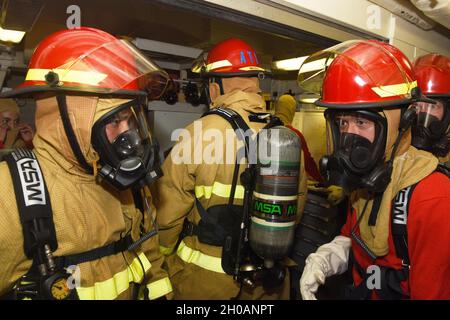 L'equipaggio a bordo della USCGC Stone (WMSL 758) conduce l'allenamento antincendio il 12 gennaio 2021, al largo della costa del Golfo degli Stati Uniti. La pietra partì nel loro primo viaggio in dicembre. Foto Stock