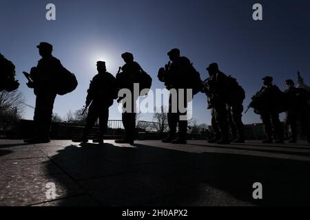 Gli aerei statunitensi con la 108a ala della Guardia Nazionale aerea del New Jersey e la 177a ala dei combattenti terminano il loro turno presso il Campidoglio a Washington, D.C., 13 gennaio 2021. I soldati della Guardia Nazionale e gli Airmen di diversi stati si sono recati a Washington per fornire supporto alle autorità federali e distrettuali che hanno portato alla 59a Inaugurazione Presidenziale. Foto Stock