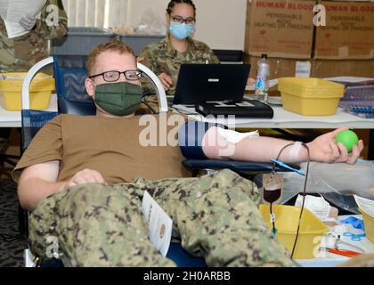 KINGS BAY, GA. (Gen. 13, 2021) Sonar Technician (Submarines) 2a classe Jason Slocum, assegnato al sottomarino missile guidato di classe Ohio USS Florida (Blue) (SSGN 728) partecipa al Armed Services Blood Program (ASBP) tenuto a bordo della base sottomarina navale di Kings Bay, Georgia, gennaio 13. Il sangue drive è stato ospitato dalla USS Florida (Blue) in collaborazione con il Kendrick Memorial Blood Center. ASBP fornisce emoderivati di qualità per i membri del servizio, i veterani e le loro famiglie in pace e in guerra. Foto Stock