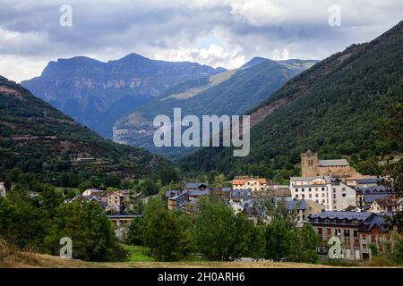 Il villaggio di Broto è l'ingresso al Parco Nazionale di Ordesa e Monte Perdido nei Pirenei spagnoli. Il fiume Ara attraversa il villaggio. Foto Stock