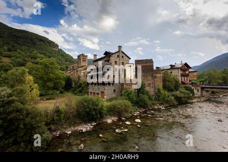 Il villaggio di Broto è l'ingresso al Parco Nazionale di Ordesa e Monte Perdido nei Pirenei spagnoli. Il fiume Ara attraversa il villaggio. Foto Stock