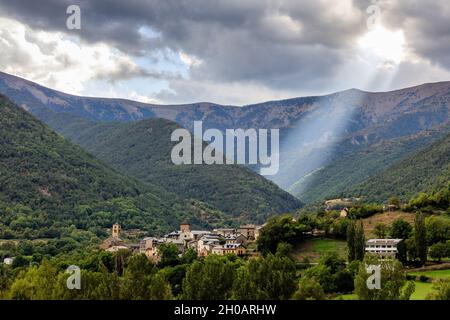 Il villaggio di Oto nel Parco Nazionale di Ordesa e Monte Perdido nei Pirenei. Spagna. Foto Stock