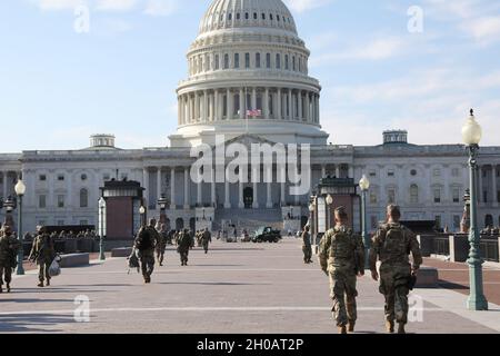 I soldati della Guardia Nazionale degli Stati Uniti camminano verso l'edificio del Campidoglio degli Stati Uniti a Washington, D.C., mentre forniscono il supporto durante il comando fino alla 59a Inaugurazione Presidenziale, il 13 gennaio 2021. I soldati della Guardia Nazionale e gli Airmen di diversi stati si sono recati a Washington per fornire supporto alle autorità federali e distrettuali che hanno portato all'inaugurazione. Foto Stock