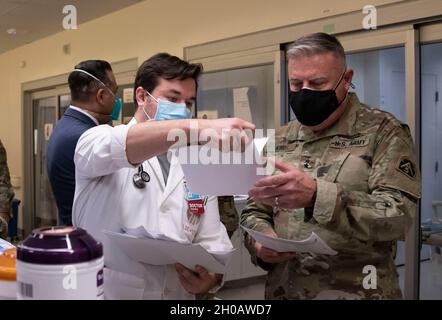 Il comandante della Task Force 51, Gen. John F. King, riceve un briefing da un medico presso la Los Angeles County University del Southern California Medical Center a Los Angeles Calif., 13 gennaio 2021. Il comando del Nord degli Stati Uniti, attraverso l'Esercito del Nord degli Stati Uniti, rimane impegnato a fornire supporto flessibile del Dipartimento della Difesa alla risposta COVID-19 dell'intero governo. Foto Stock