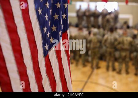 La bandiera americana è appesa in prima linea mentre i soldati della B Troop, 1-94 Cavalry Squadron ricevono istruzioni sulle tattiche di controllo del disturbo civile a Camp Ripley, il 14 gennaio 2021. Gli scout di cavalleria stanno ricevendo questo addestramento in preparazione alla loro missione per fornire il supporto alle forze dell'ordine locali a Washington D.C. per il 59th Presidential Inauguration. (Minnesota Foto Stock