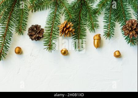 Sfondo di Natale o Capodanno con elementi decorativi fatti da mani di soia. Coni d'oro, noci, ghiande. Una copia dello spazio Foto Stock