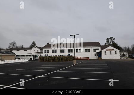 Guilderland N.Y., i membri del 2-101st CAV da Western New York partecipano ad un addestramento di base di 2 giorni di controllo della sommossa alla New York state Correctional Services Training Academy 15 gennaio 2021. Gli istruttori del quartier generale della polizia dello stato di New York Albany New York hanno dimostrato tecniche di disturbo civile per gestire agitatori o riunioni di massa e come affrontarle in modo appropriato. I soldati sono su chiamata per assistere la capitale dello Stato di New York Foto Stock