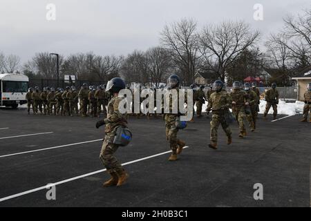 Guilderland N.Y., i membri del 2-101st CAV da Western New York partecipano ad un addestramento di base di 2 giorni di controllo della sommossa alla New York state Correctional Services Training Academy 15 gennaio 2021. Gli istruttori del quartier generale della polizia dello stato di New York Albany New York hanno dimostrato tecniche di disturbo civile per gestire agitatori o riunioni di massa e come affrontarle in modo appropriato. I soldati sono su chiamata per assistere la capitale dello Stato di New York Foto Stock