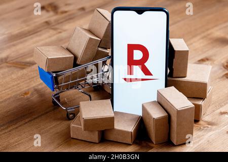 Rakuten Group è un'azienda giapponese di commercio elettronico e di vendita al dettaglio online. Smartphone con logo Rakuten sullo schermo, carrello e pacchi. Foto Stock