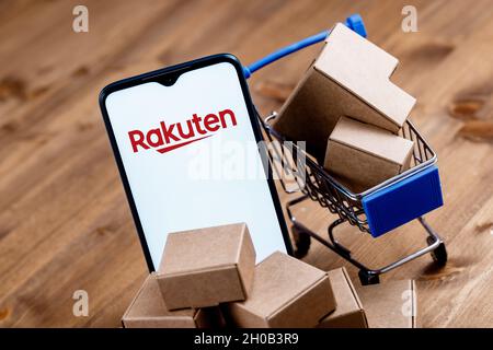 Rakuten Group è un'azienda giapponese di commercio elettronico e di vendita al dettaglio online. Smartphone con logo Rakuten sullo schermo, carrello e pacchi. Foto Stock