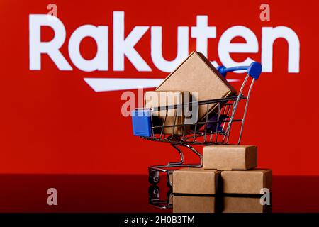 Rakuten Group è un'azienda giapponese di commercio elettronico e di vendita al dettaglio online. Carrello con pacchi sullo sfondo del logo Rakuten. Foto Stock