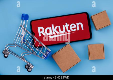 Rakuten Group è un'azienda giapponese di commercio elettronico e di vendita al dettaglio online. Smartphone con logo Rakuten sullo schermo, carrello e pacchi. Foto Stock