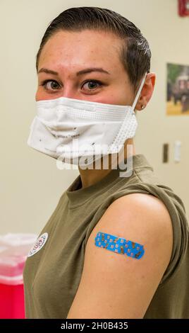 Senior Airman Bianca Robichaud, 436th Health Care Operations Squadron agente sanitario non commissionato, si pone per una foto dopo aver ricevuto il vaccino COVID-19 somministrato da staff Sgt. Kelsey Loeser, 436th 436th Medical Group Unit Training Manager, 15 gennaio 2021, presso la base dell'aeronautica militare di dover, Delaware. Robichaud è stata la prima persona in trattamento con dover AFB a ricevere il vaccino COVID-19. Il vaccino è stato autorizzato per uso d'emergenza dalla Food and Drug Administration statunitense per uso nella prevenzione del COVID-19. Foto Stock