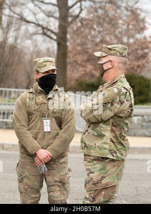 Il generale dell'esercito degli Stati Uniti Timothy P. Williams, l'Adjutant generale della Virginia, visita con i soldati della Guardia Nazionale della Virginia il 15 gennaio 2021, vicino all'edificio del Campidoglio degli Stati Uniti a Washington, I soldati della Guardia Nazionale del D.C. e gli Airmen di diversi stati si sono recati a Washington per fornire supporto alle autorità federali e distrettuali che hanno portato alla 59a Inaugurazione Presidenziale. Foto Stock